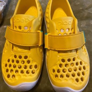 Kids PLAE yellow water shoes
